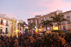 Multitudinaria fiesta infantil y entrega de cartas en lora